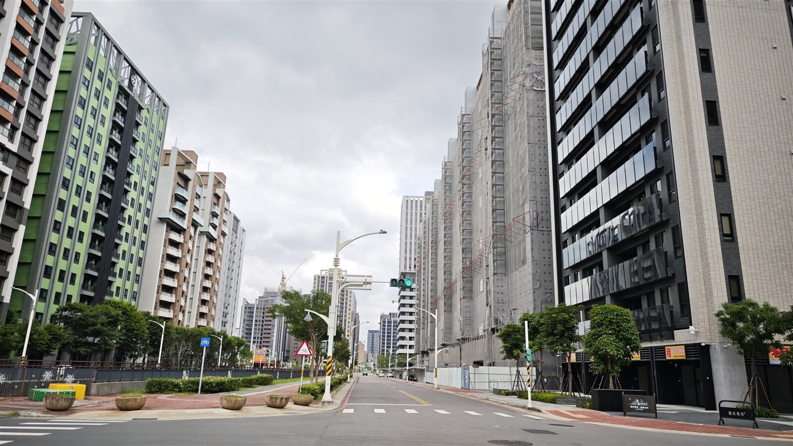 桃園房價漲，小檜溪重劃區近年新大樓林立，不少建案房價每坪都超過50萬元。記者鄭國樑／攝影 