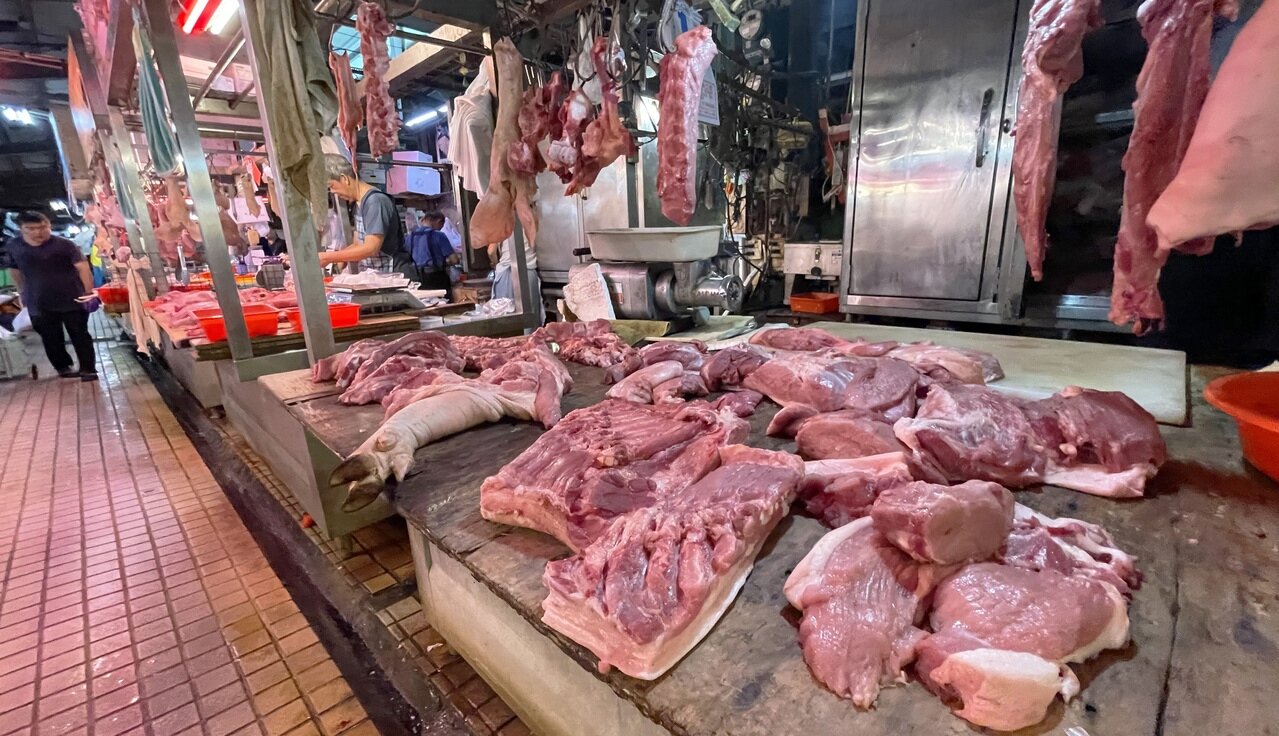 近期颱風造成南部淹水、豬泡水慘死,造成豬源短缺調度困難。圖/聯合報系資料照片