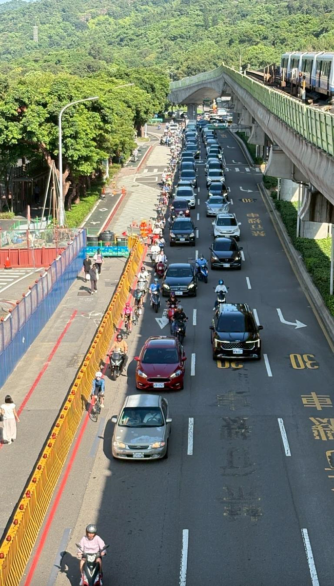 近期因捷運北環段施工,北市士林往大直內湖方向因車道縮減導致塞車。圖/台北市捷運工程局提供