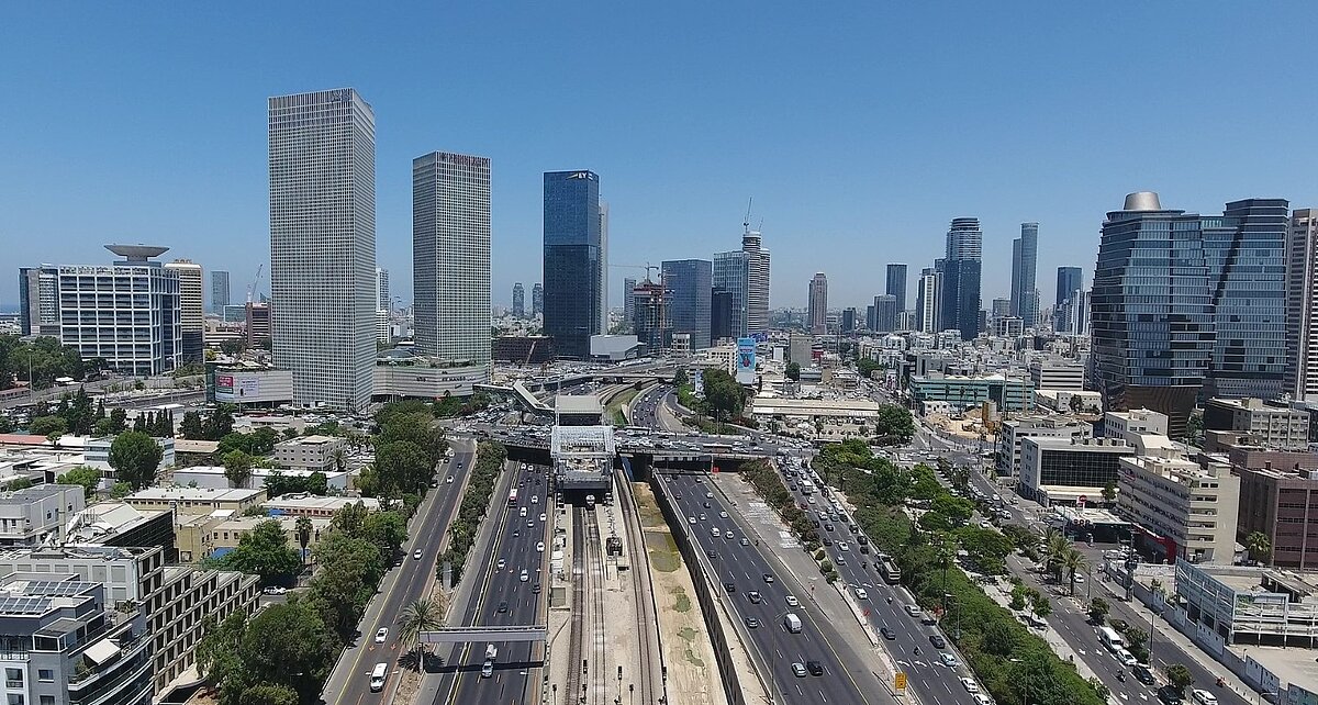 數萬名以色列民眾9日晚間在特拉維夫的以軍總部前舉行大規模集會,抗議以軍將控制北加薩大城加薩市的計畫,並要求盡快使已鏖戰快兩年的加薩戰爭落幕。圖為特拉維夫。圖/維基百科