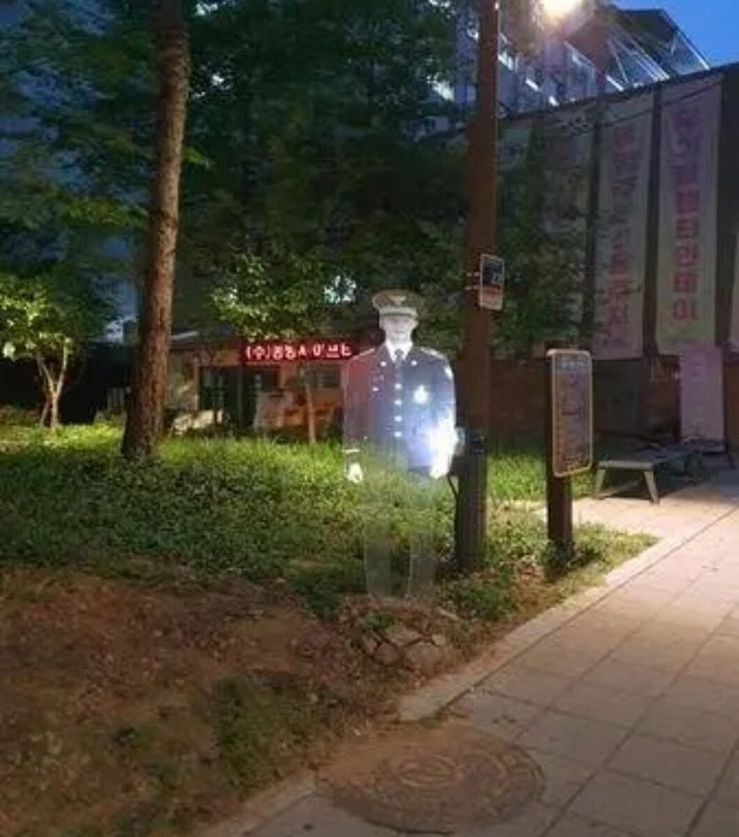 ​南韓首爾中區一處公園安裝真人大小的3D全像投影警察，不只每晚「值勤」，還會播放預錄警告音訊，公園周邊的犯罪率在啟用後明顯下降。照片擷取自 X / junssi1982
