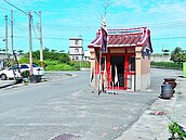 「將軍府」在路中央　要移先問神
