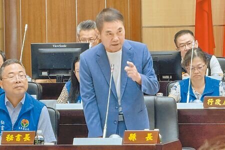 苗栗縣議會15日召開第20屆臨時會,議員建議縣府制定騎樓停車辦法,引發臨時會熱烈討論,縣長鍾東錦建議示範區試辦,兼顧行人安全與店家權益。(呂麗甄攝)