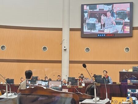 行政院推民宅屋頂設置太陽能光電補助案,15日花蓮縣議會臨時大會審議預算時,引起多位議員關切。(王志偉攝)