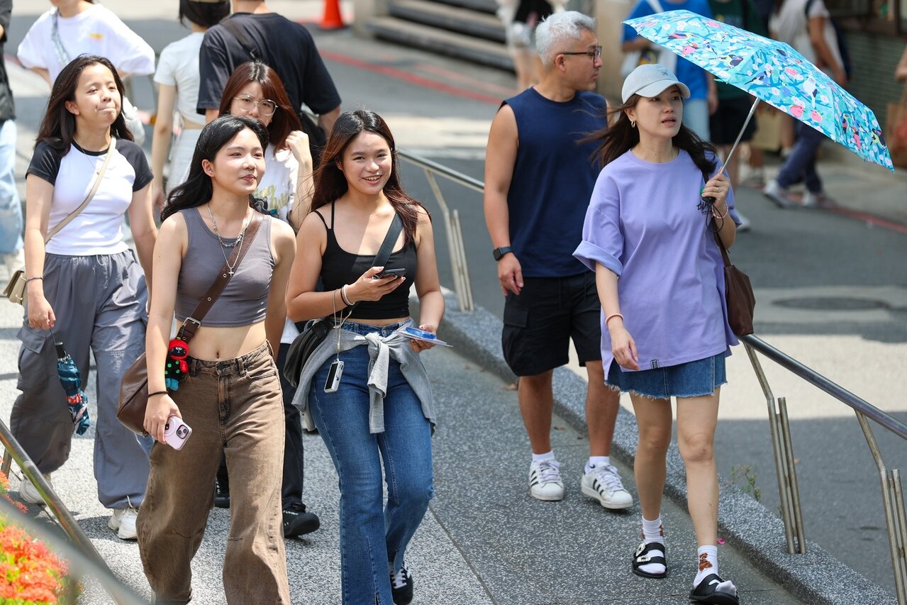 今明兩天受太平洋高壓南緣影響,各地晴朗酷熱。本報資料照片
