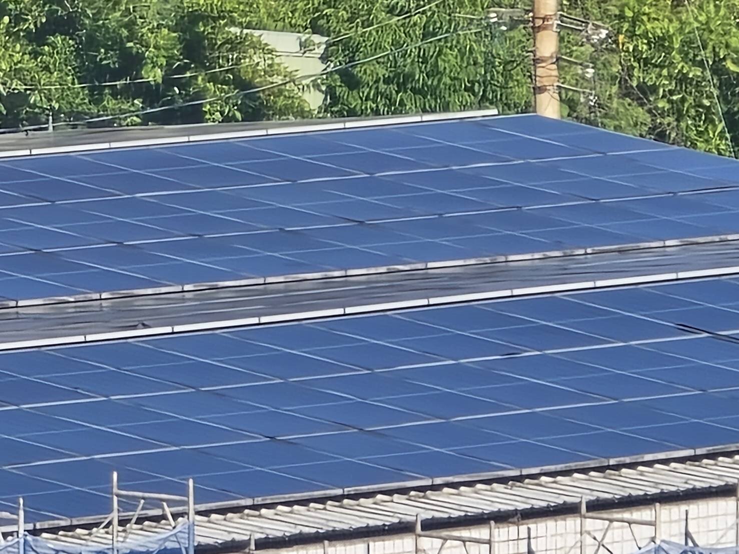 基隆市54所國中小學校校區屋頂為提升校園綠電發展，裝已設太陽光電設備。示意圖非漏水學校，記者游明煌／攝影 