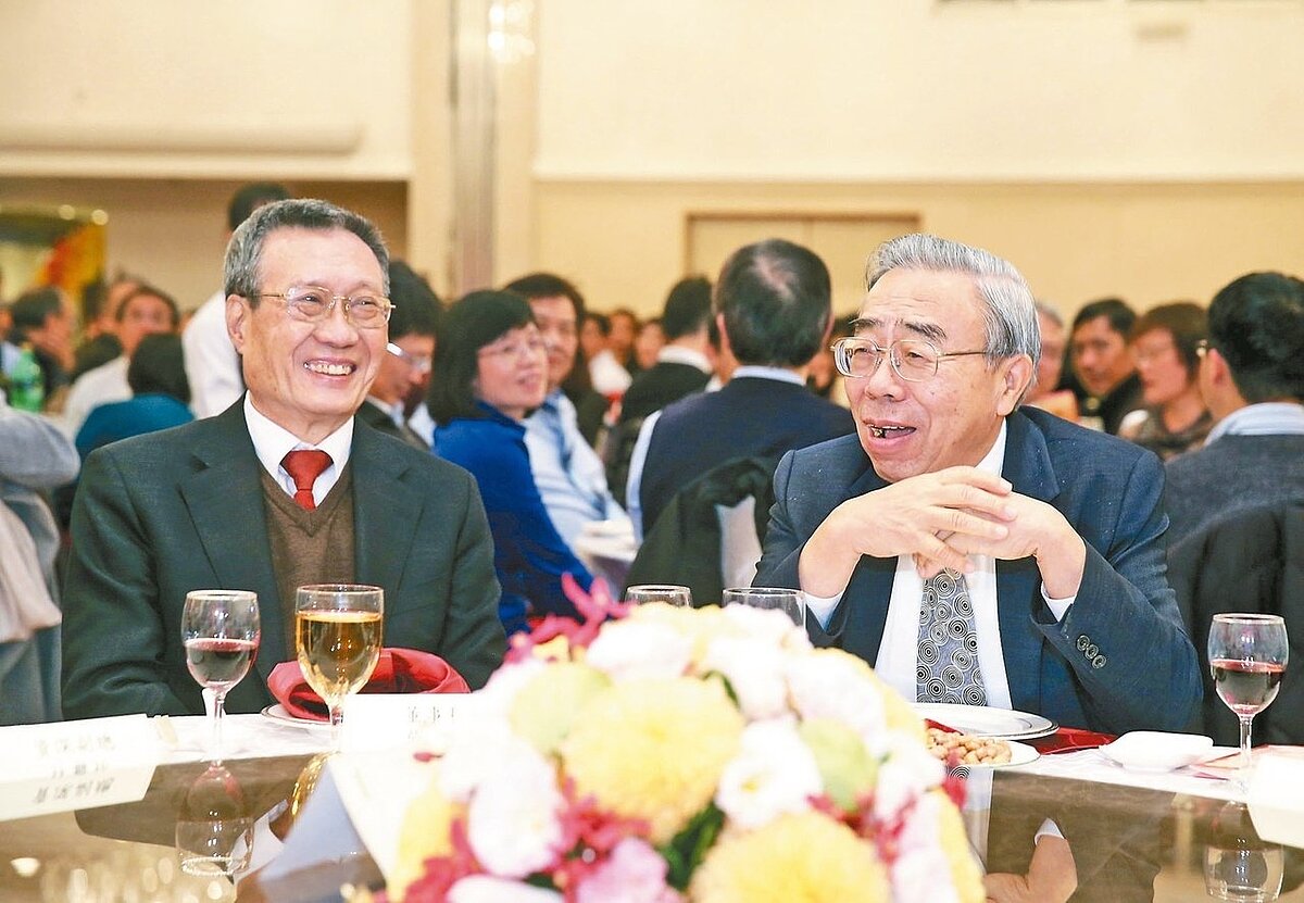 台塑集團總裁王文淵(圖右)交棒,行政中心新總裁將由南亞董事長吳嘉昭(圖左)擔任。圖/聯合報系資料照