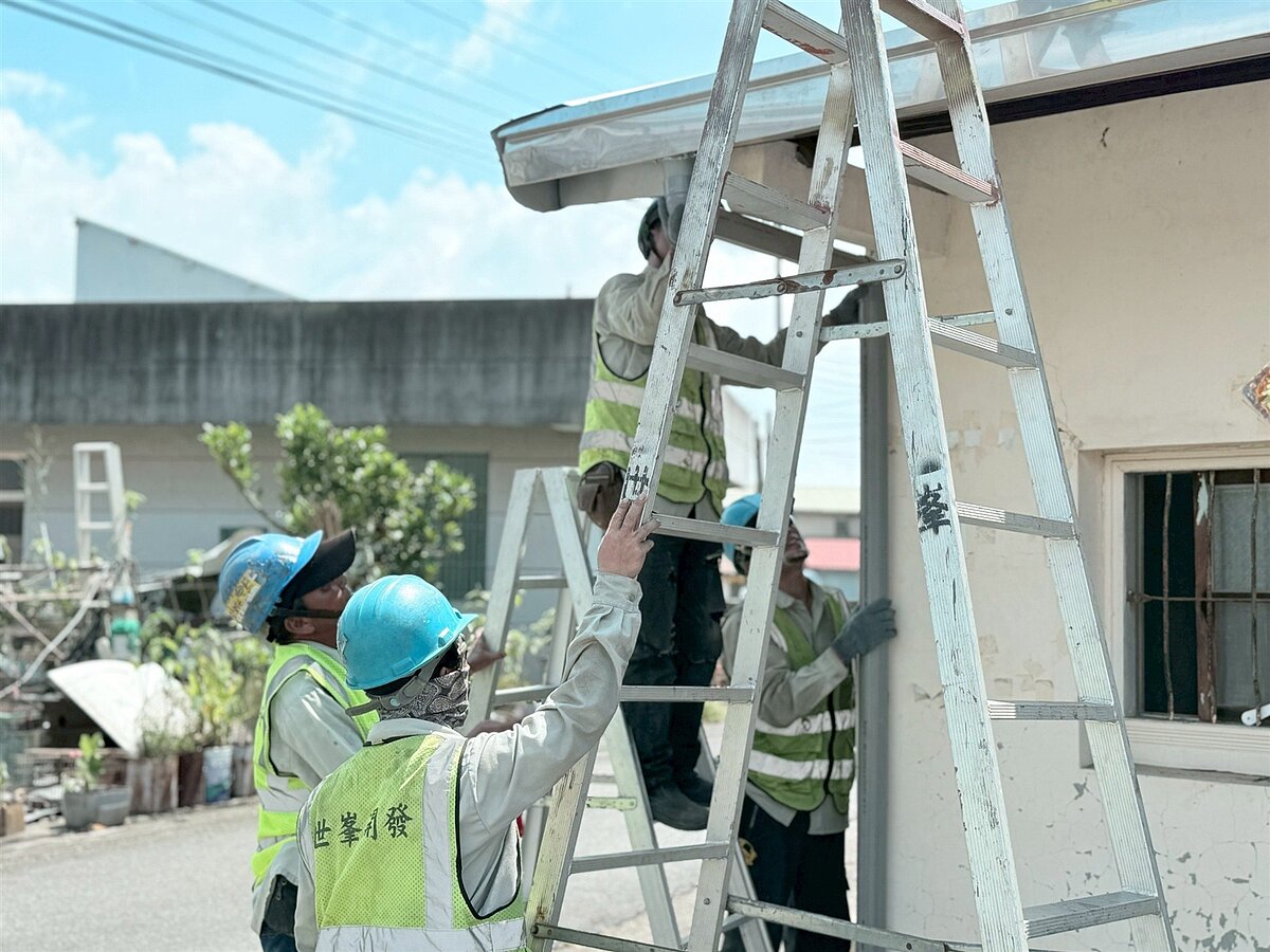 公共工程金質獎團隊無償承接台南白河區兩處弱勢戶修繕,強調施工必須在加快進度的同時確保品質。圖/行政院提供