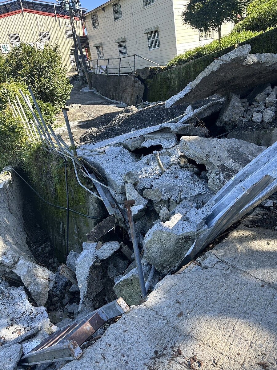 仁愛鄉慈峰產業道路因走山,道路扭曲變形相當驚悚,也影響居民出入和農產運輸安全。圖/民眾提供