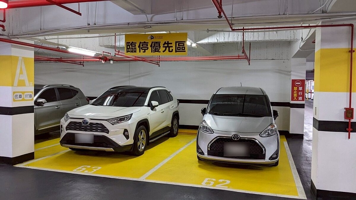 台中市北區雙十國中地下停車場及西區忠明公園地下停車場8月起試辦「臨停車優先停放區」,提升周轉率。圖/台中市交通局提供