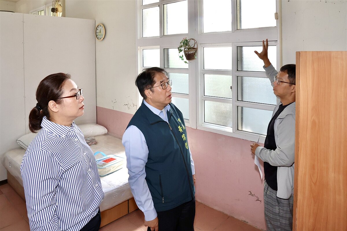 台南市政府啟用北門國小玉湖校區及蚵寮國小雙春校區,整備成20戶臨時收容空間,市長黃偉哲視察肯定安全溫馨。圖/台南市教育局提供