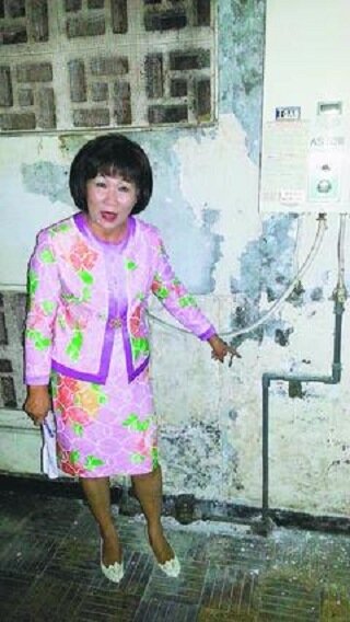 「信維整宅」壁癌嚴重、天花板滿是垂吊的電線、地板和牆壁也殘破不堪。 圖／厲耿桂芳提供