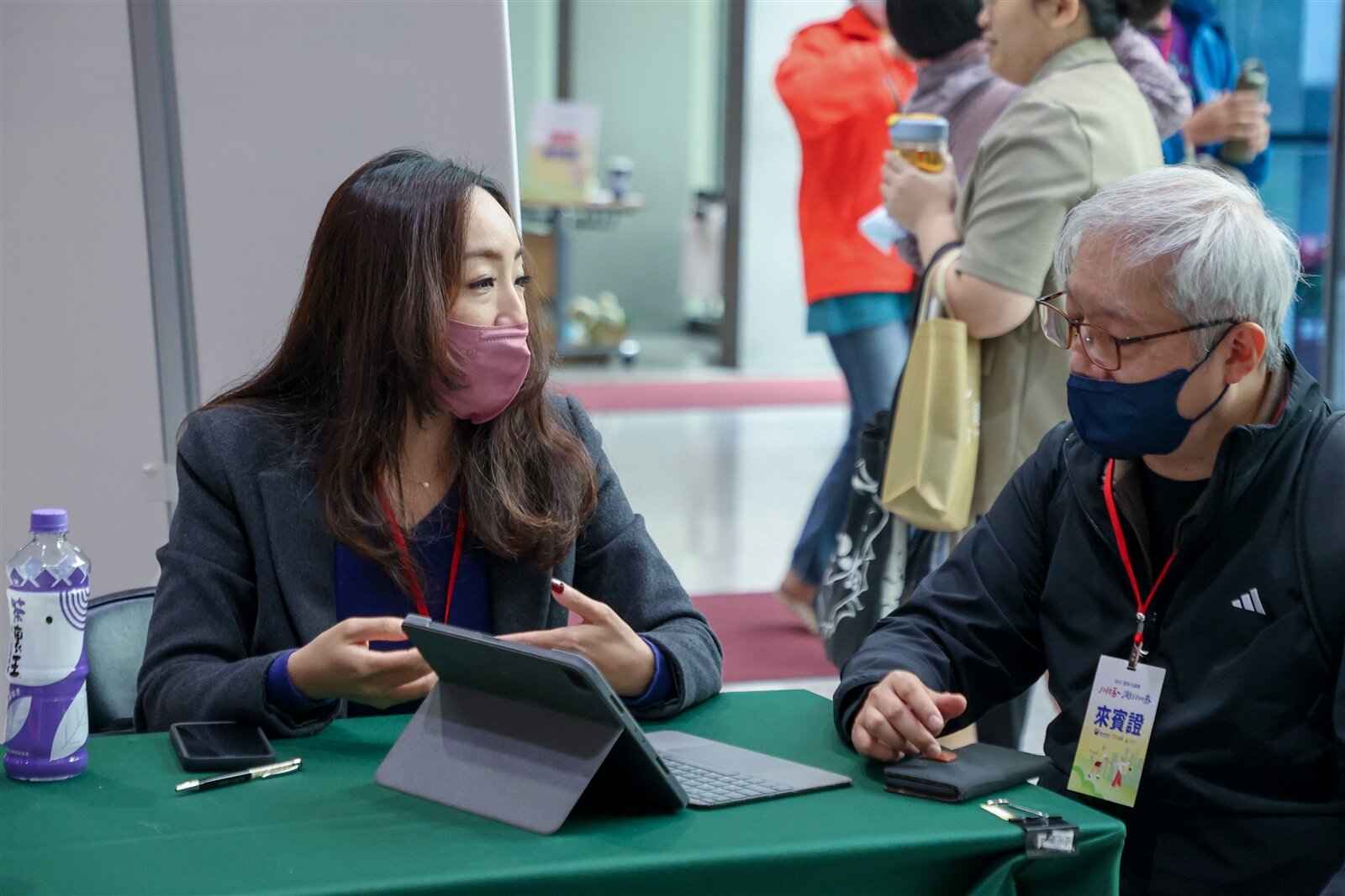 風險環境帶來財務焦慮,專家建議退休族調整資產配置。圖為前年退休力論壇,參與者接受退休財務健檢。本報資料照片
