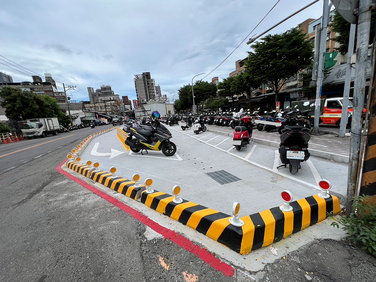 樹林區博愛街公有地上占用物排除並活化為停車空間，發揮土地最大使用效益。圖為改善後。圖／新北市工務局提供