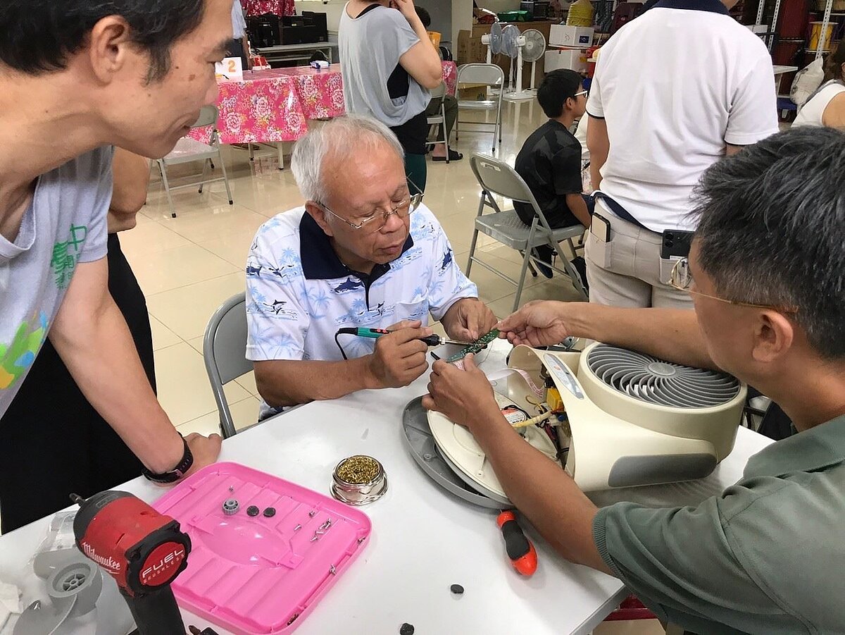 民眾只需要於每周一及每周四上午8點至11點,至竹北市新國社區發展協會,支付維修材料費銅板價50元,即可體驗小家電及玩具的維修服務。圖/縣府提供