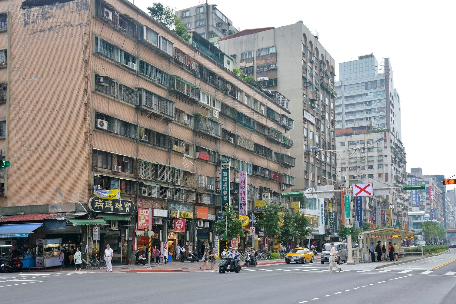 信義路上大安捷運站旁信維整宅外牆老破不勘。(好房News記者 陳韋帆/攝影)