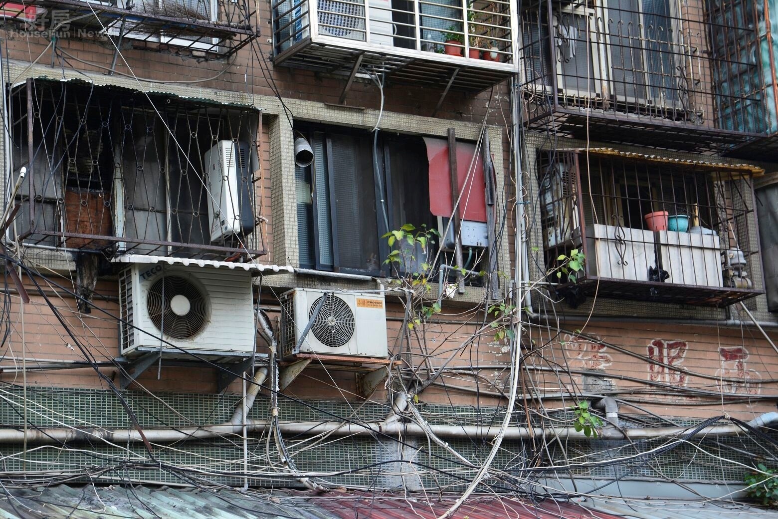 信維整宅屋齡老舊,冷氣管線外露凌亂不勘。(好房News記者 陳韋帆/攝影)