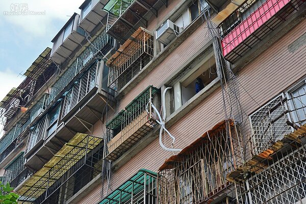 信維整宅屋齡老舊,冷氣管線外露凌亂不勘。(好房News記者 陳韋帆/攝影)