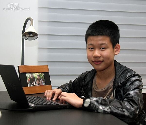 9.桌上放著Eric的全家福照,兒子也相當滿意改造後的新家。