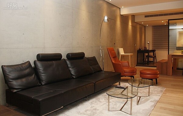 2.整個居家視覺上最大亮點肯定是那片偌大的清水模牆,質感之餘亦巧妙將公共與私人兩種生活空間做出區隔。