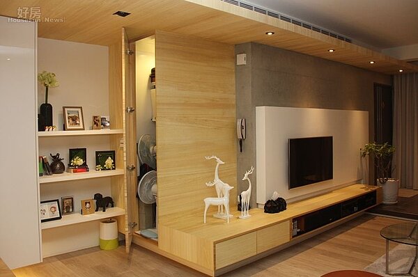 3.儲藏室巧妙隱藏在電視櫃後方,Eric認為擁有一間儲藏室,收納效果比再多櫃子都還好。