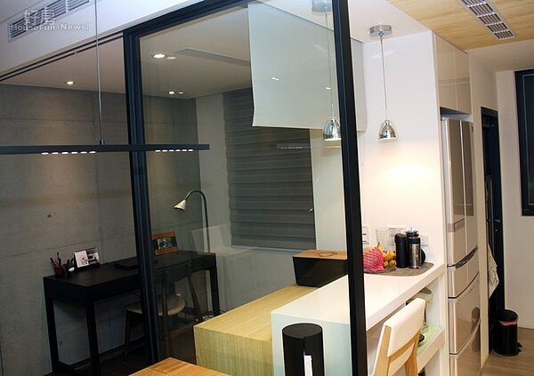 4.工作室與廚房間的捲簾能避免油煙問題,Eric表示即使家裡天天開伙也幾乎沒留下任何痕跡。