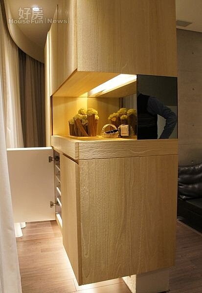 5.玄關處將原本門框打掉、並將女兒牆打低做成氣密窗,玄關鞋櫃以隔間櫃呈現,有點像被藏起來的感覺。