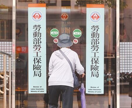 
當雇主欠薪且宣告破產時，勞工可把債權轉讓予勞保局，勞保局可用墊償基金先行墊償後，再向事業單位追償。但據統計，截至2024年底仍有66億餘元未追回。（本報資料照片）
