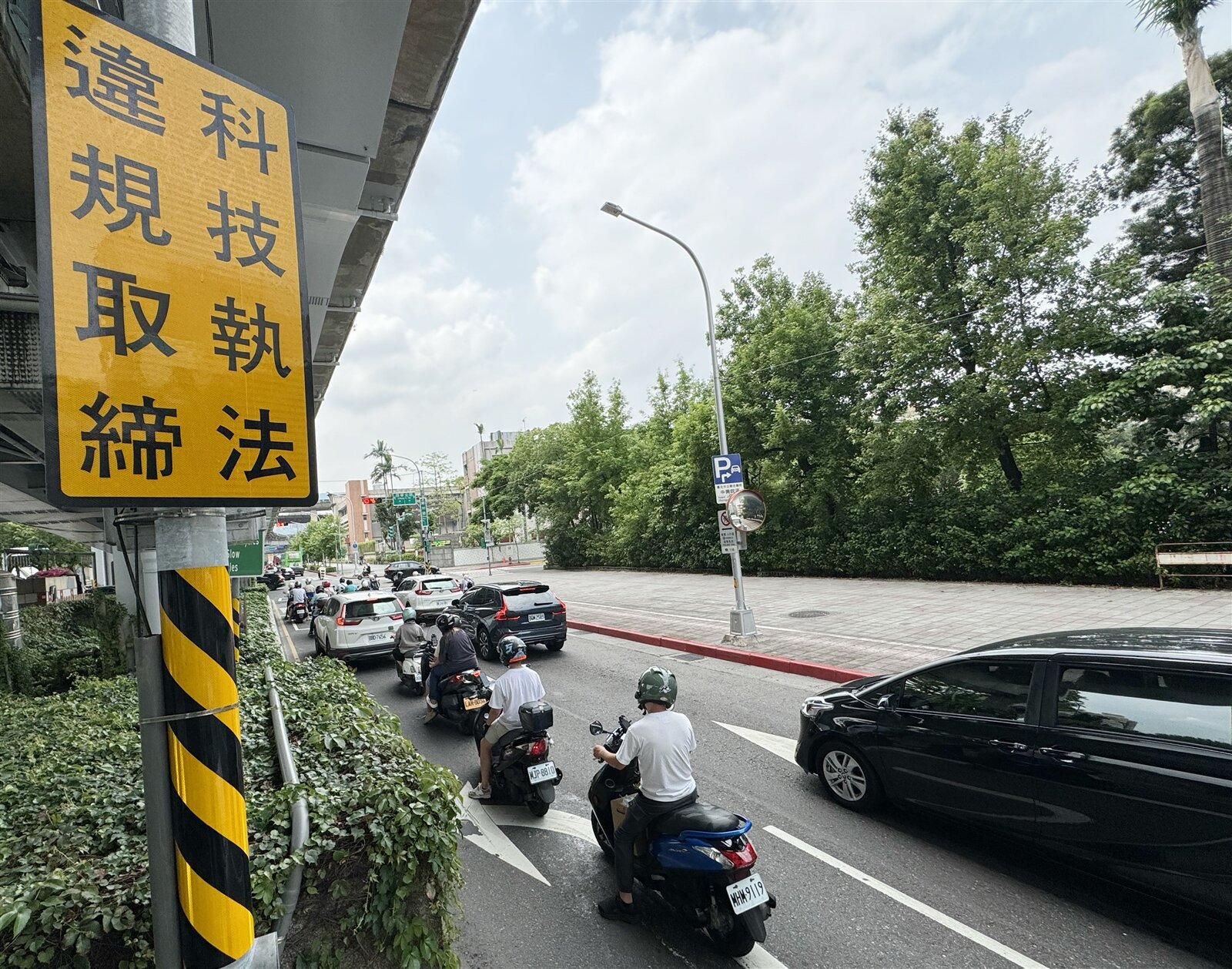 台北市近3年科技執法共計127萬餘件,有近5成是「不舉發」,卻未分析原因。本報資料照片