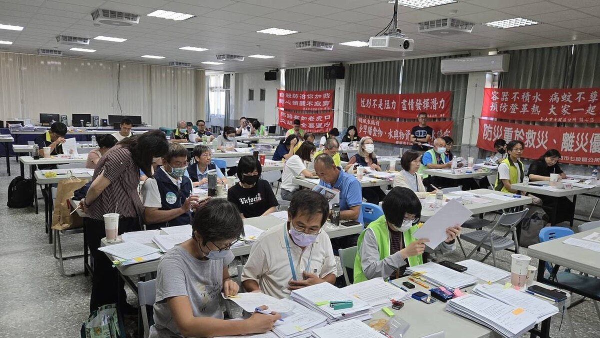 台南市七股重災區受理案件多，市府局處人員停休全力支援加速審核。圖／台南市政府提供