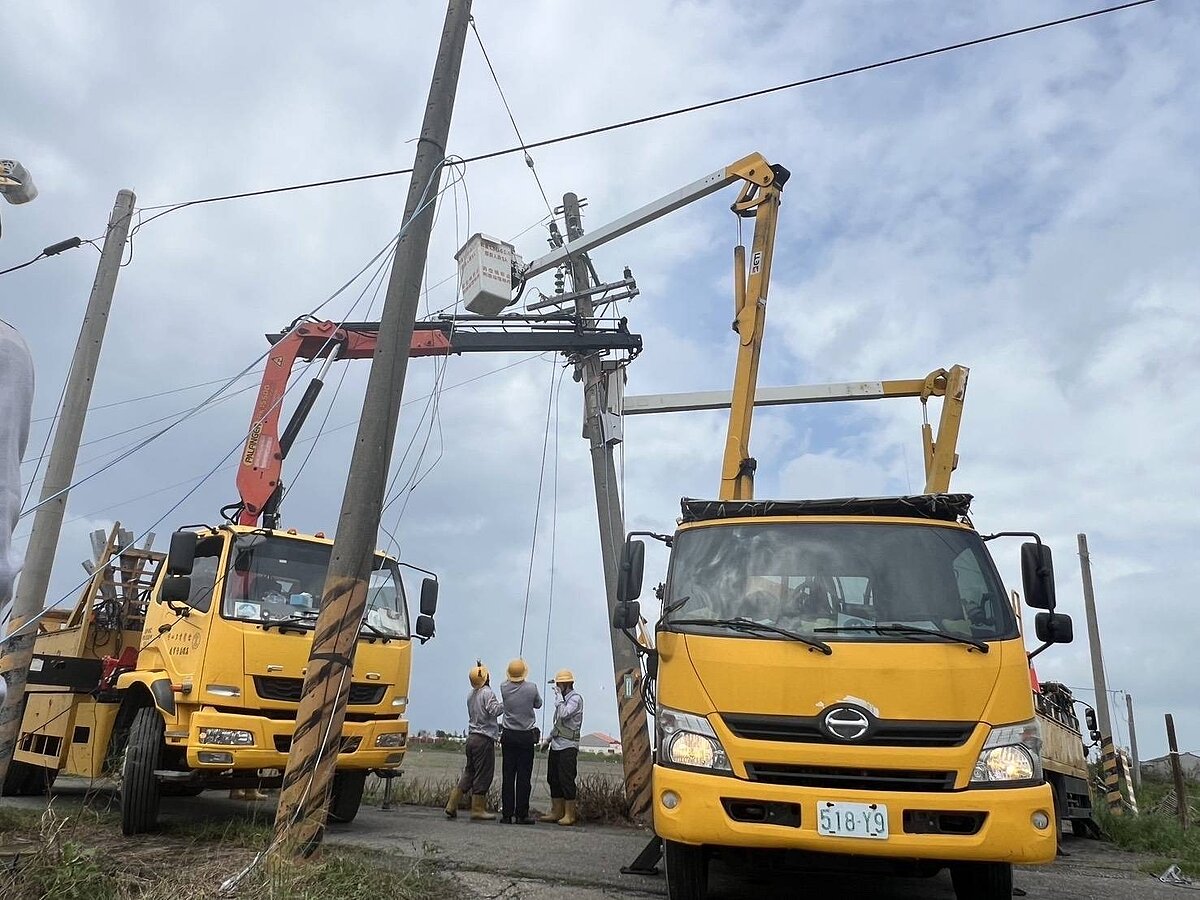 丹娜絲颱風造成電桿倒斷數量創紀錄,台電搶修要「重建電桿」造成進度艱鉅。圖/台電提供