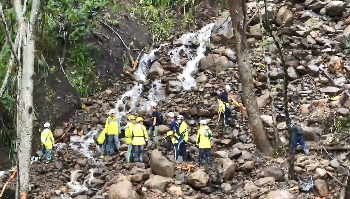 南橫公路墜谷事件,意外險是否理賠引發爭議。圖為南橫墜谷的搜救人員在現場展開地毯式搜索。圖/記者石秀華翻攝