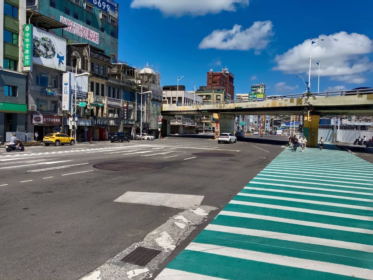 基隆市汙水下水道工程18日深夜起,在微風東岸旁仁二路、愛一路口施工,當地的槽化線、斑馬線都將縮減寬度,以便維持3線直行車道,減低對交通的衝擊。記者邱瑞杰/攝影