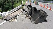 通往墾丁森林遊樂區道路出現天坑　原因是這個