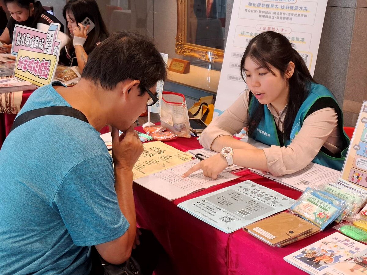 中高齡職場續航中心協助求職者進入對的行業。圖／新北市勞工局提供