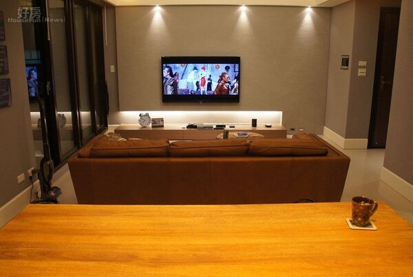 
2.客廳與餐廳無明顯區隔，即使待在餐廳也能看清楚液晶電視大畫面。