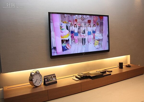 3.電視牆採視覺上較具粗獷感的紋理漆處理,電視櫃則採用好整理的走線槽處理。