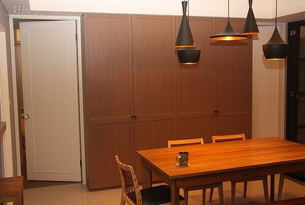4.主臥與客房門部份,Harvey聽從設計師建議以挑高做滿處理,如此可展現出一種個性。