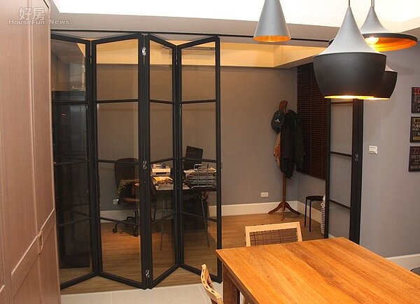 5.工作室牆面雖採暗色調,但實際採光效果很不錯,將透明摺疊門打開後也有延伸空間效果。