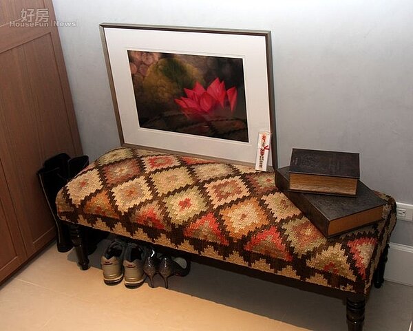 6.傢俱部份屋主表示包括木餐桌椅、沙發、玄關穿鞋椅…等都是挑選個人偏愛的,搭配起來倒也別有一種歐式風情。