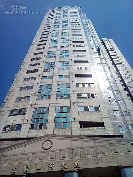 1「力霸山河」樓高33層，外觀相當宏偉。
