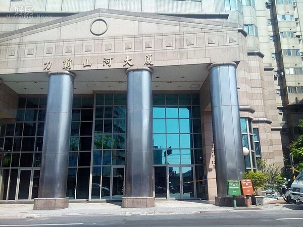 2緊鄰成功南路、景平路口，「力霸山河」大門口腹地稍嫌狹小。
