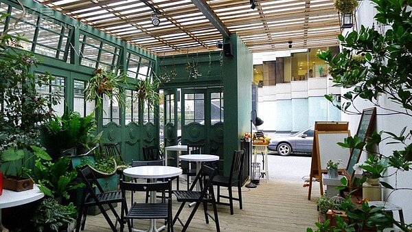 4. 庭院約有20坪,白色的圓桌訂桌率很高。