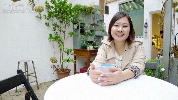 1. 六年級的陳玉珊三年前創立「華娛電影」，現在又成了餐廳老闆。