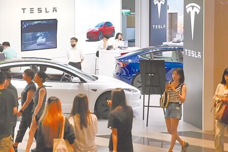 民間消費實質成長率跌破1%。學者指出,主要受車市關稅預期、打房及股市影響。(本報資料照片)