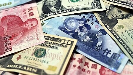 7月新台幣匯率僅小幅貶值,六大壽險合計外匯準備金減少52億元,7月底餘額1,955億元。圖∕本報資料照片