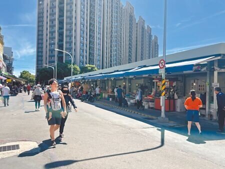 
桃園市都發局與經發局合作，計畫將忠貞市場周邊街道美化，整體工程預計年底完工。（呂筱蟬攝）
