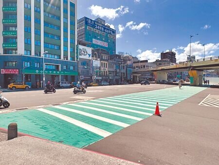 
基隆市汙水下水道18日起將在微風東岸商場旁愛一路、仁二路口施工，施工機具將占用原2線車道，基市工務處採取不縮減車道另新增1線車道方式維持3線車道，並縮減斑馬線寬度，降低交通衝擊。（徐佑昇攝）
