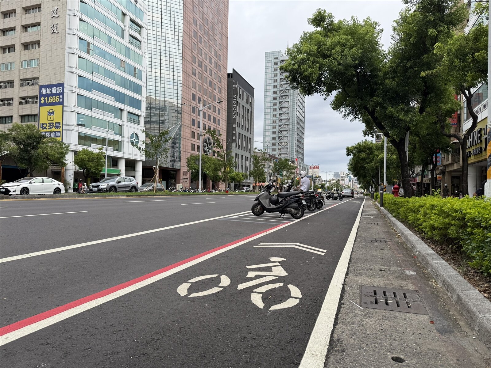 高市府年初在博愛一路畫設「保護型自行車道」,未銜接至高雄車站,民代質疑政策做半套。記者宋原彰/攝影