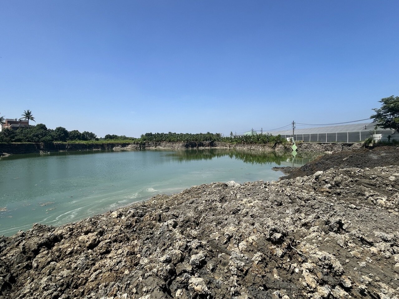 高雄市美濃區盜砂農地遺留大坑洞。聯合報系資料照片